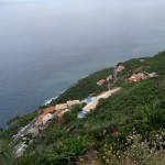 Steiler Hang mit einigen Häusern, Bananenplantagen, Blick auf Atlantik