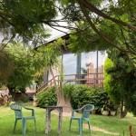 Blick aus dem Garten aufs Haus