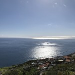 blau-weiss spiegelnde Meeresoberfläche