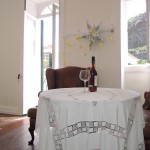 Tisch und zwei Sessel vor dem Fenster im Wohnraum