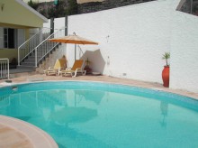 Pool und Sonnenliegen
