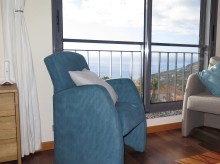 zwei Sessel vor einem großen Fenster