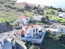 Eine  Luftaufnahme zeigt das Haus an der Straße.